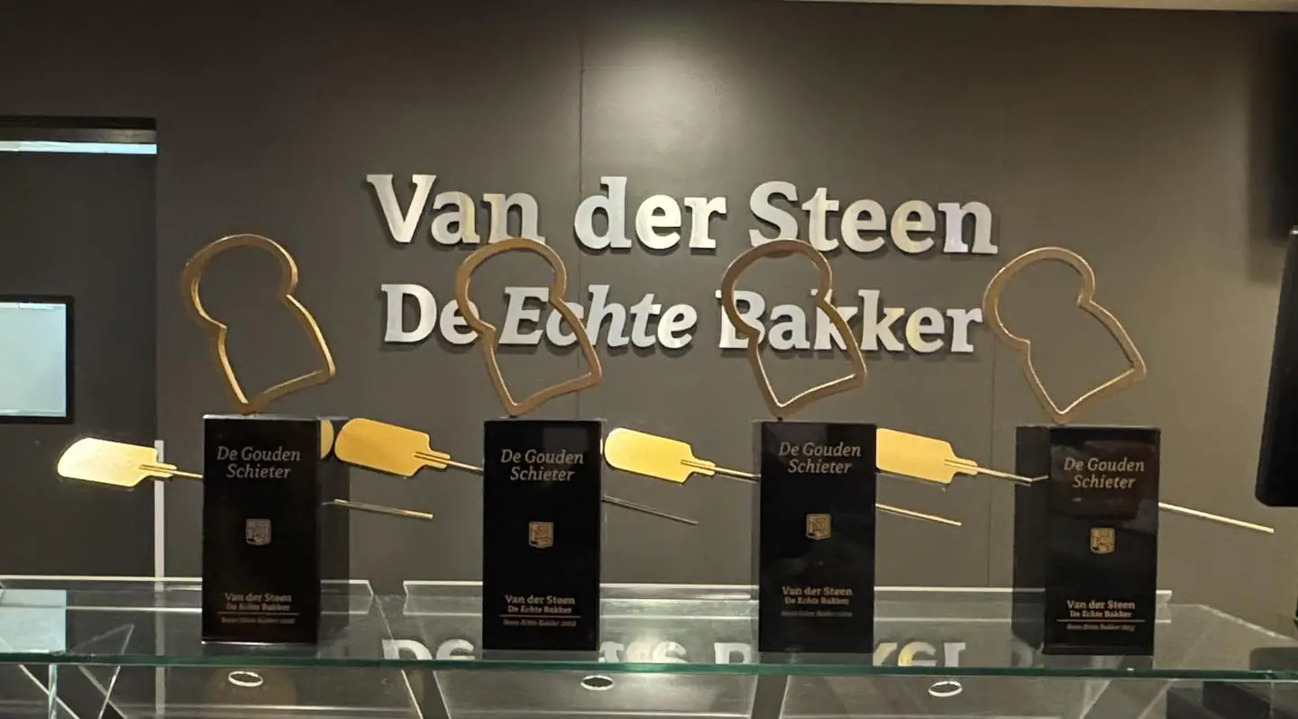 Worstenbroodjes met logo of foto 4xbeste bakker van Nederland